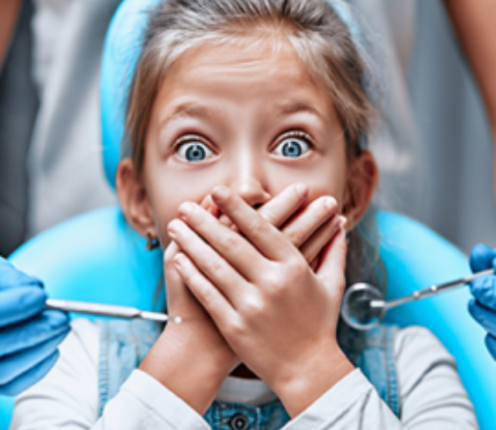 kind verbergt mond - Pijn perceptie bij kinderen
