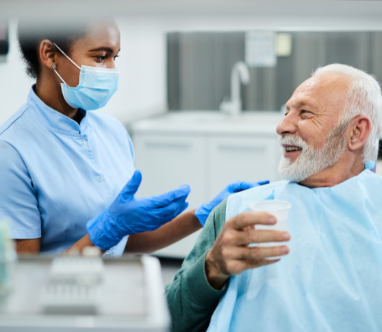 oude patient en tandartse